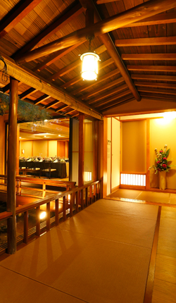 母屋「舞台付き広間 花霞の間」